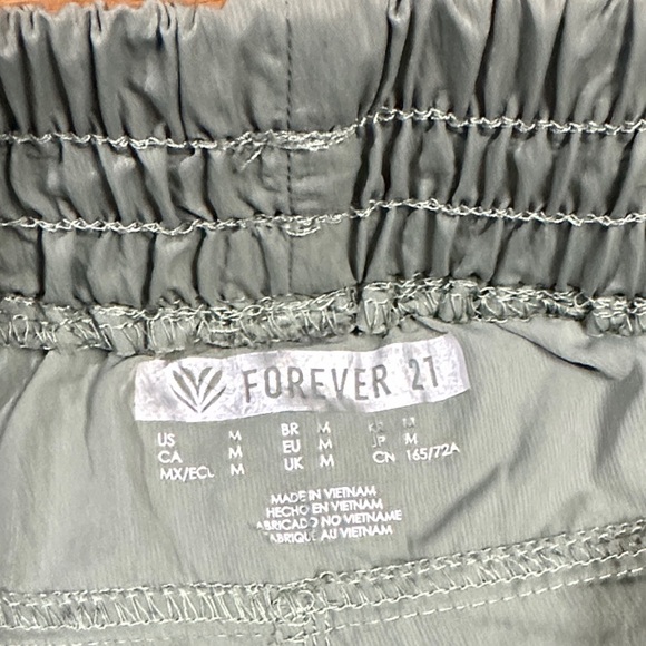 Forever 21 Women’s Sage Green Elastic Cargo Joggers - Picture 2 of 4